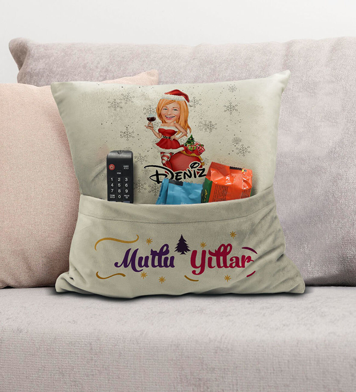 BK Gift Kişiye Özel Yılbaşı Karikatür Tasarımlı Organizer Kumanda ve Atıştırmalık Cepli Krem Kırlent