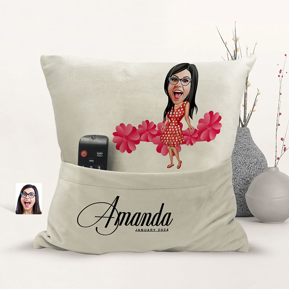 BK Gift Kişiye Özel Anne Karikatür Tasarımlı Organizer Kumanda ve Atıştırmalık Cepli Sarı Kırlent Ya