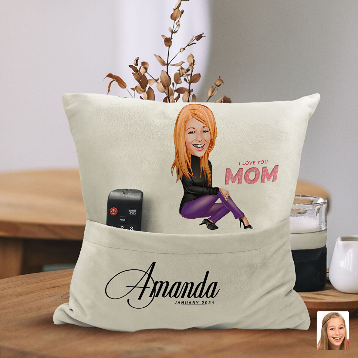 BK Gift Kişiye Özel Anne Karikatür Tasarımlı Organizer Kumanda ve Atıştırmalık Cepli Sarı Kırlent Ya