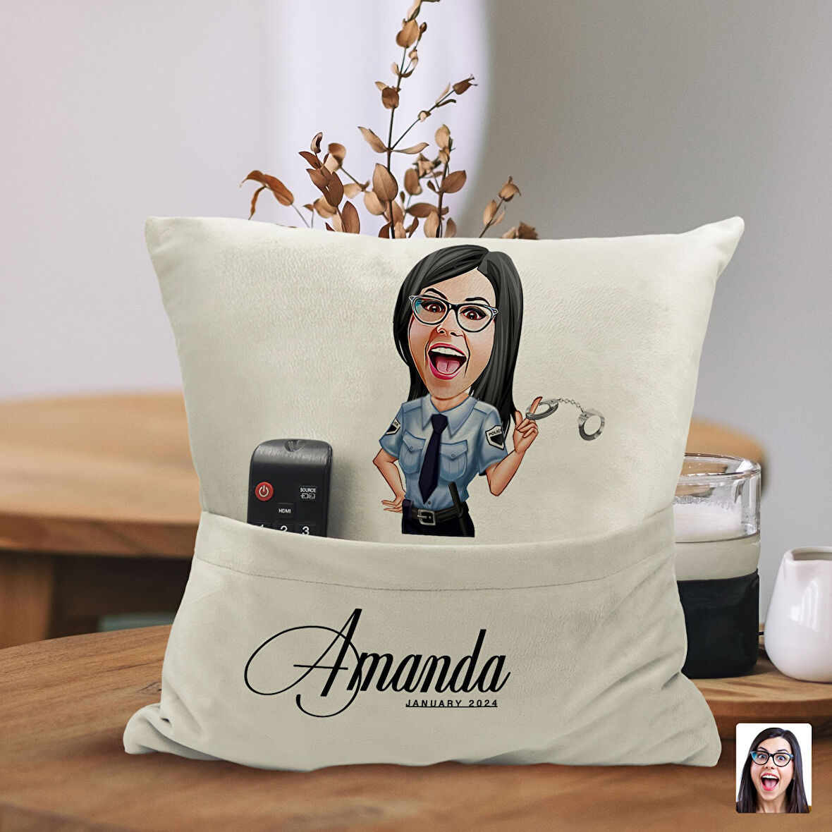 BK Gift Kişiye Özel Polis Karikatür Tasarımlı Organizer Kumanda ve Atıştırmalık Cepli Sarı Kırlent Y
