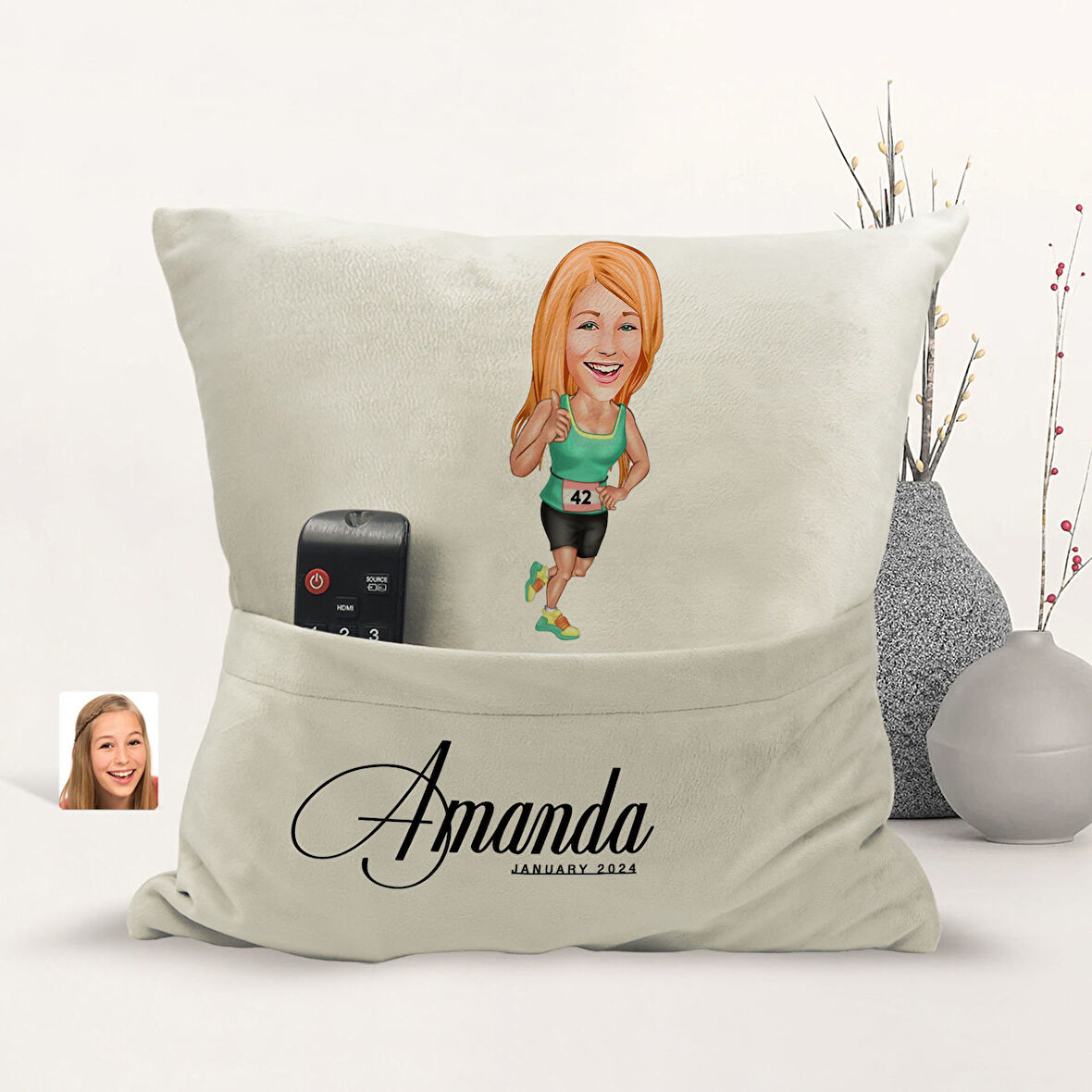 BK Gift Kişiye Özel Koşucu Karikatür Tasarımlı Organizer Kumanda ve Atıştırmalık Cepli Sarı Kırlent 