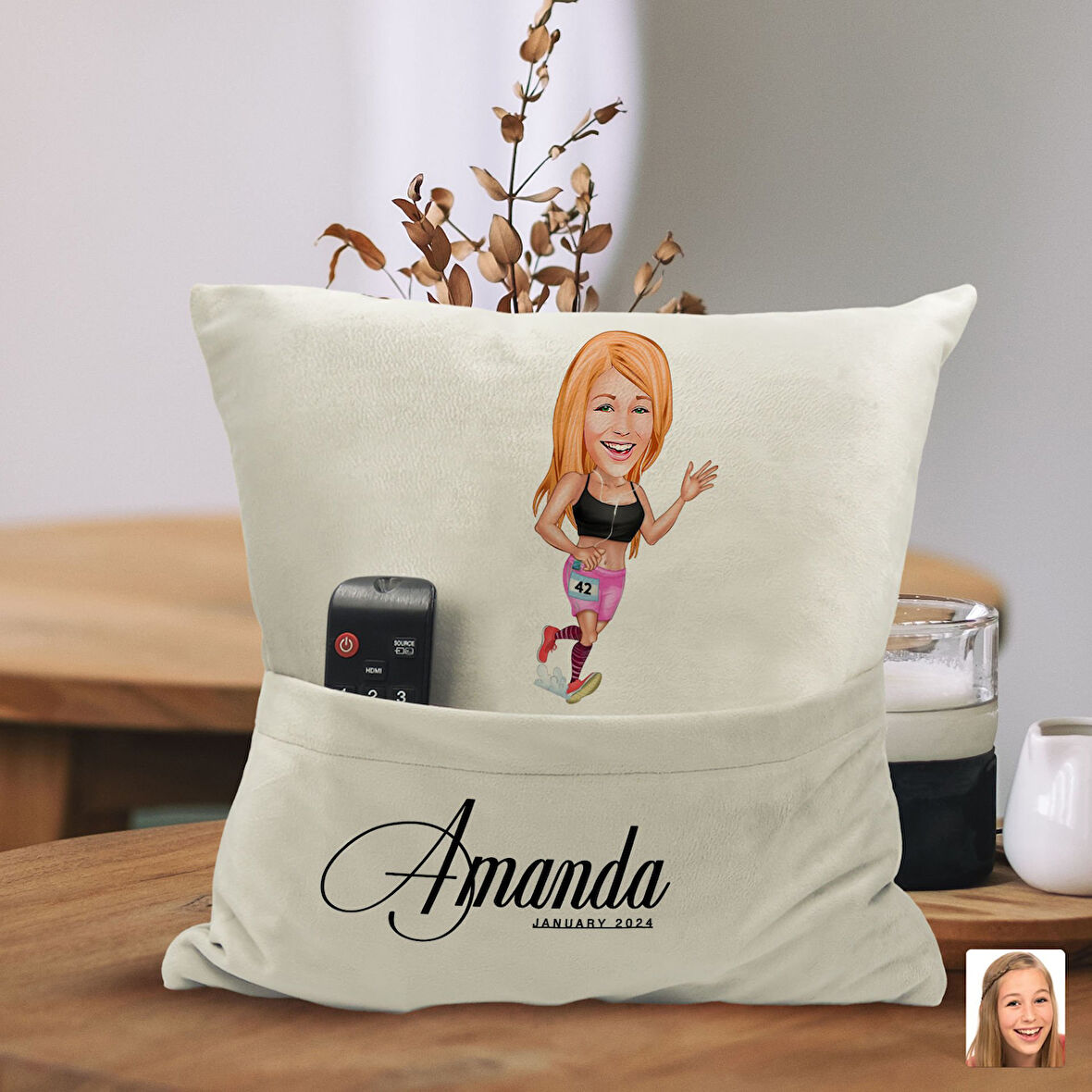 BK Gift Kişiye Özel Koşucu Karikatür Tasarımlı Organizer Kumanda ve Atıştırmalık Cepli Sarı Kırlent 