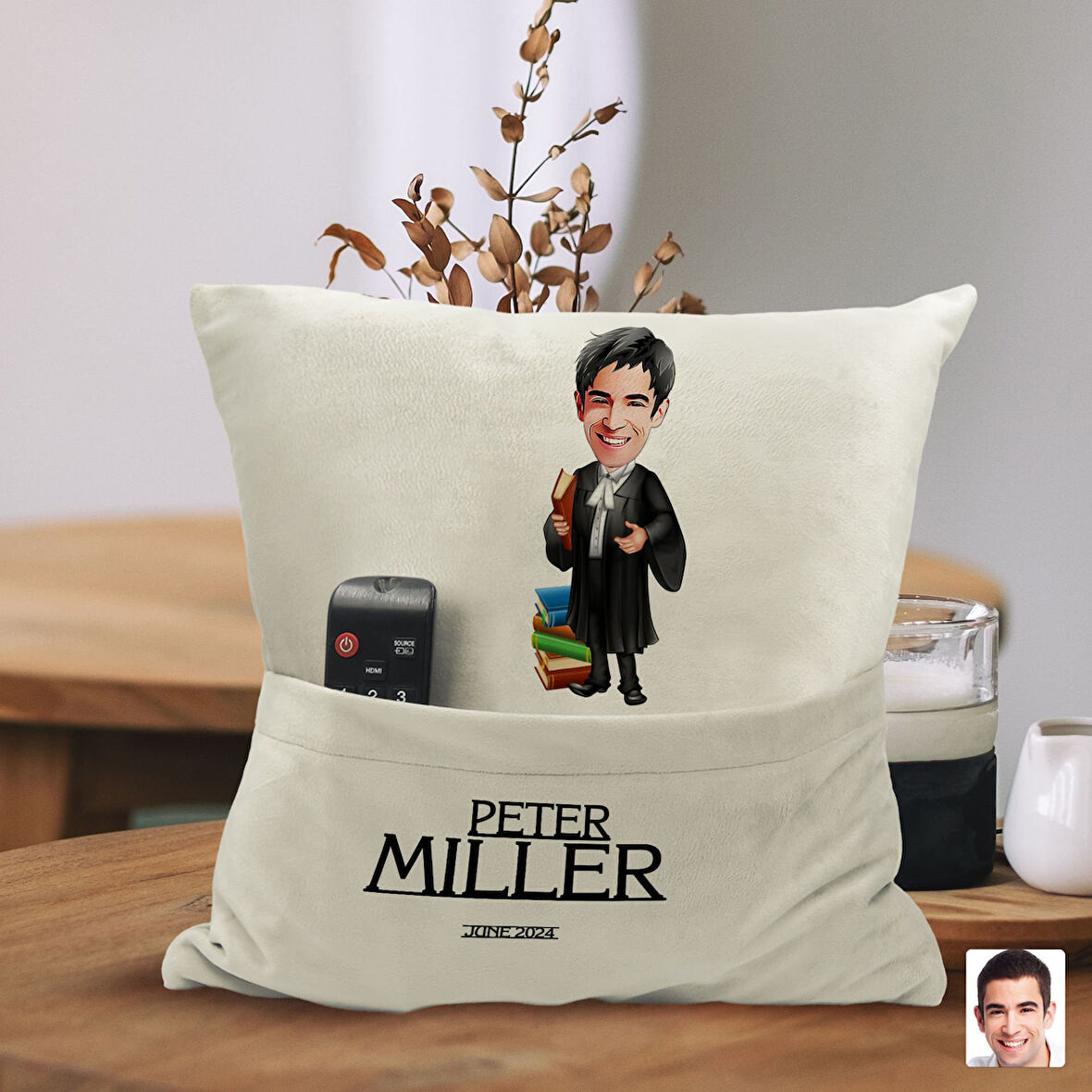 BK Gift Kişiye Özel Avukat Karikatür Tasarımlı Organizer Kumanda ve Atıştırmalık Cepli Sarı Kırlent 