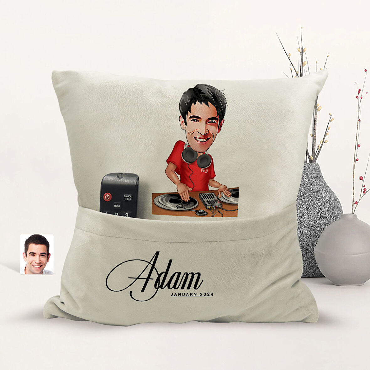 BK Gift Kişiye Özel Dj Karikatür Tasarımlı Organizer Kumanda ve Atıştırmalık Cepli Sarı Kırlent Yast