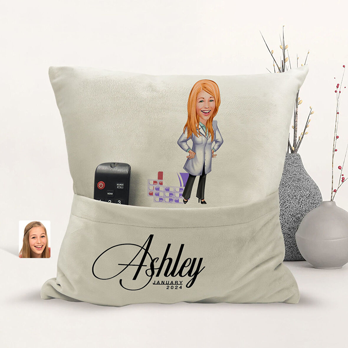 BK Gift Kişiye Özel Eczacı Karikatür Tasarımlı Organizer Kumanda ve Atıştırmalık Cepli Sarı Kırlent 