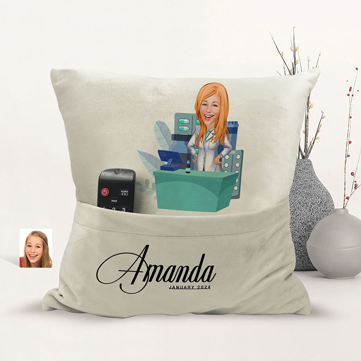 BK Gift Kişiye Özel Eczacı Karikatür Tasarımlı Organizer Kumanda ve Atıştırmalık Cepli Sarı Kırlent 