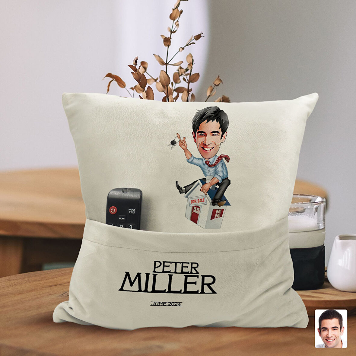 BK Gift Kişiye Özel Emlakçı Karikatür Tasarımlı Organizer Kumanda ve Atıştırmalık Cepli Sarı Kırlent