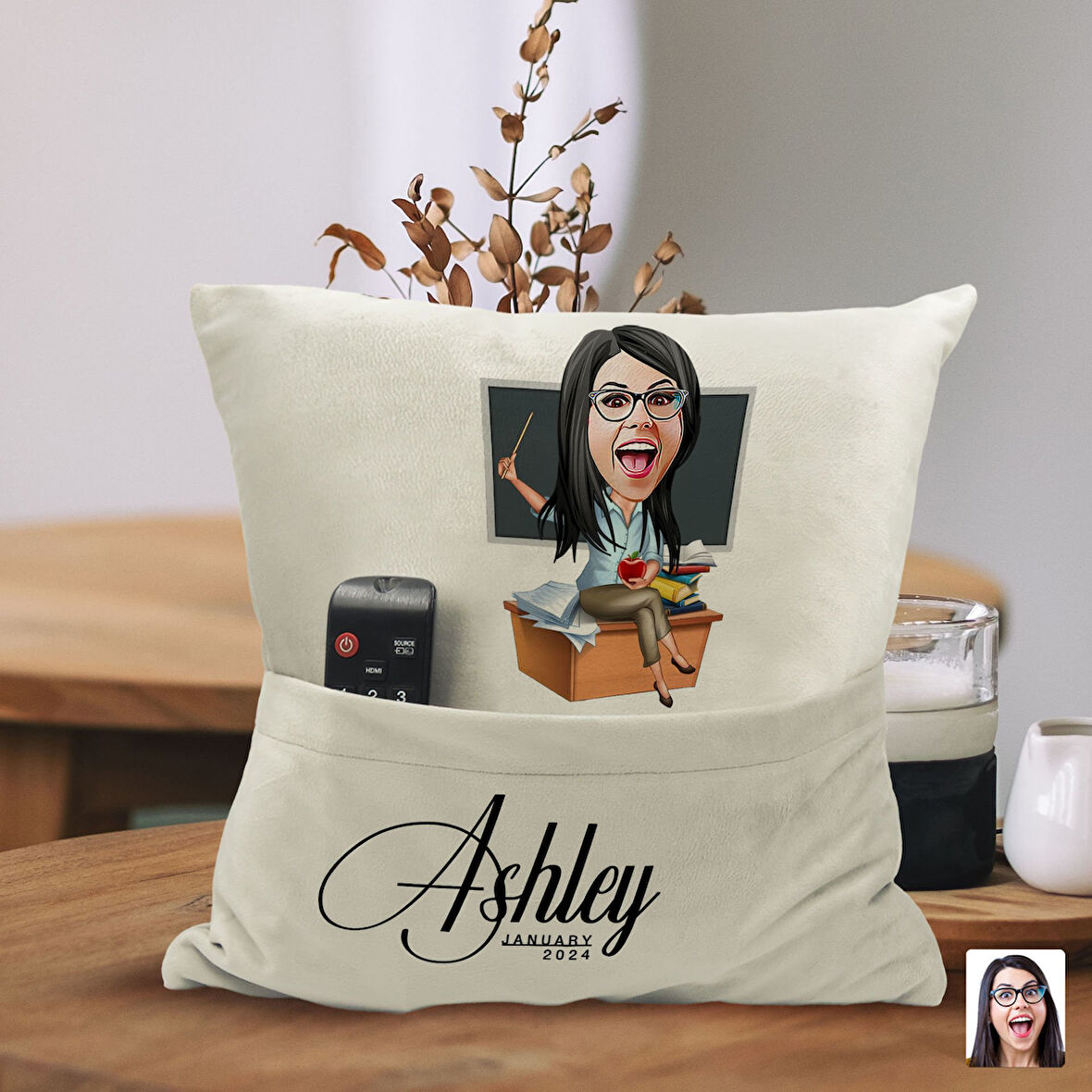 BK Gift Kişiye Özel Öğretmen Karikatür Tasarımlı Organizer Kumanda ve Atıştırmalık Cepli Sarı Kırlen