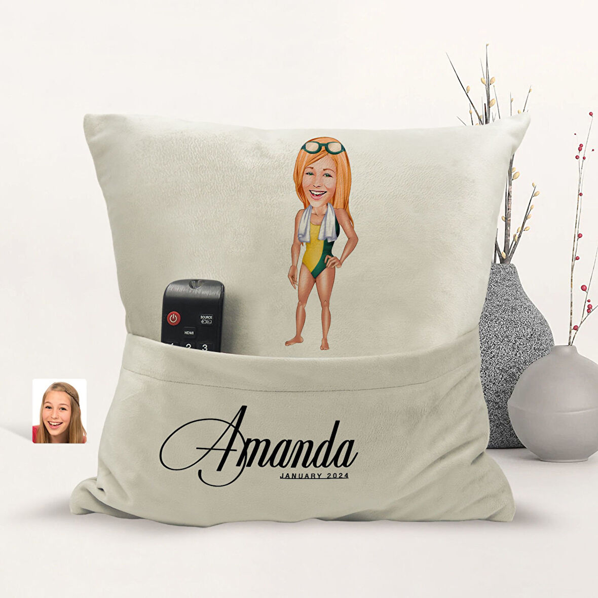 BK Gift Kişiye Özel Yüzücü Karikatür Tasarımlı Organizer Kumanda ve Atıştırmalık Cepli Sarı Kırlent 