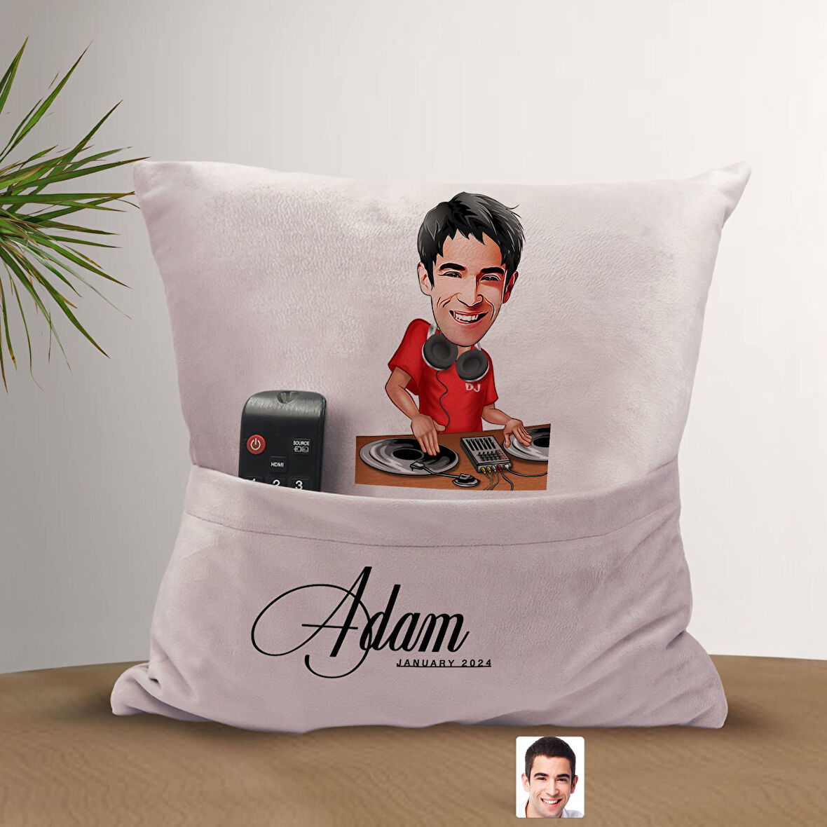 BK Gift Kişiye Özel Dj Karikatür Tasarımlı Organizer Kumanda ve Atıştırmalık Cepli Pembe Kırlent Yas