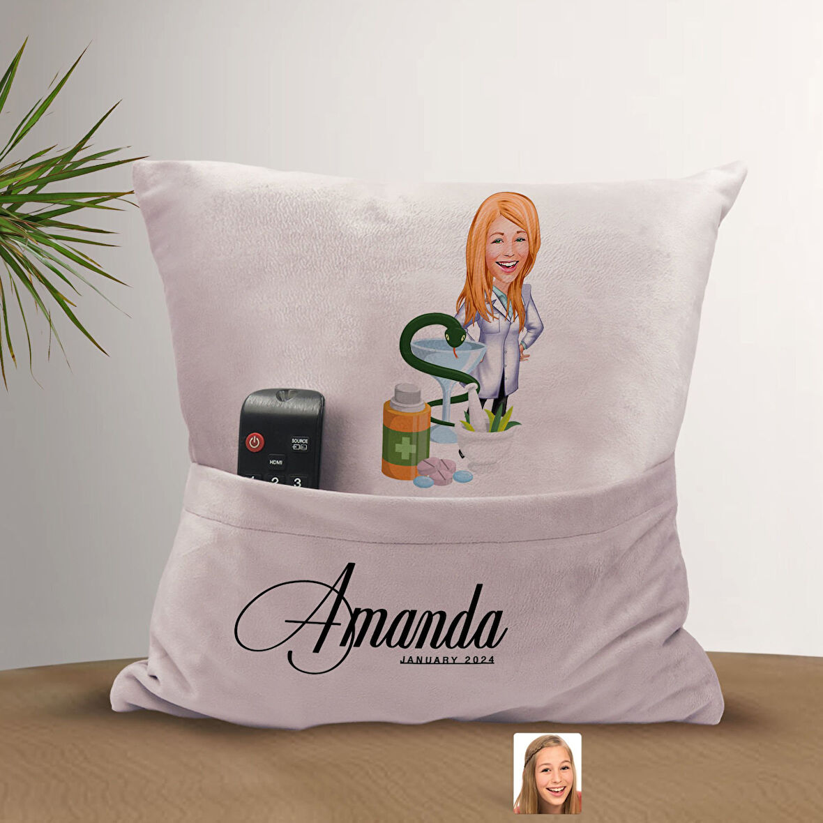 BK Gift Kişiye Özel Eczacı Karikatür Tasarımlı Organizer Kumanda ve Atıştırmalık Cepli Pembe Kırlent