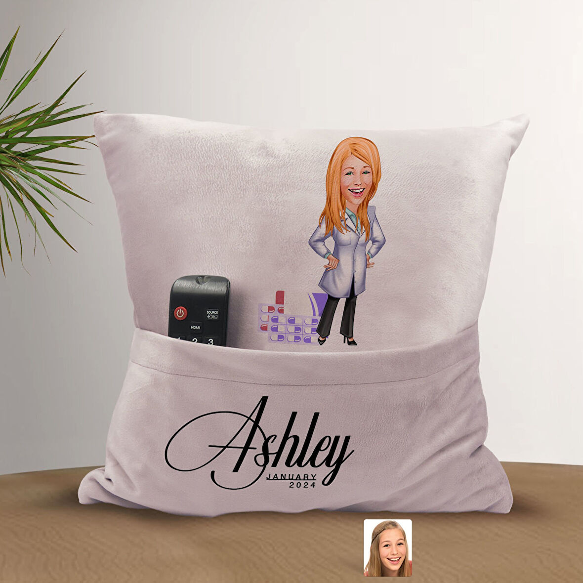 BK Gift Kişiye Özel Eczacı Karikatür Tasarımlı Organizer Kumanda ve Atıştırmalık Cepli Pembe Kırlent