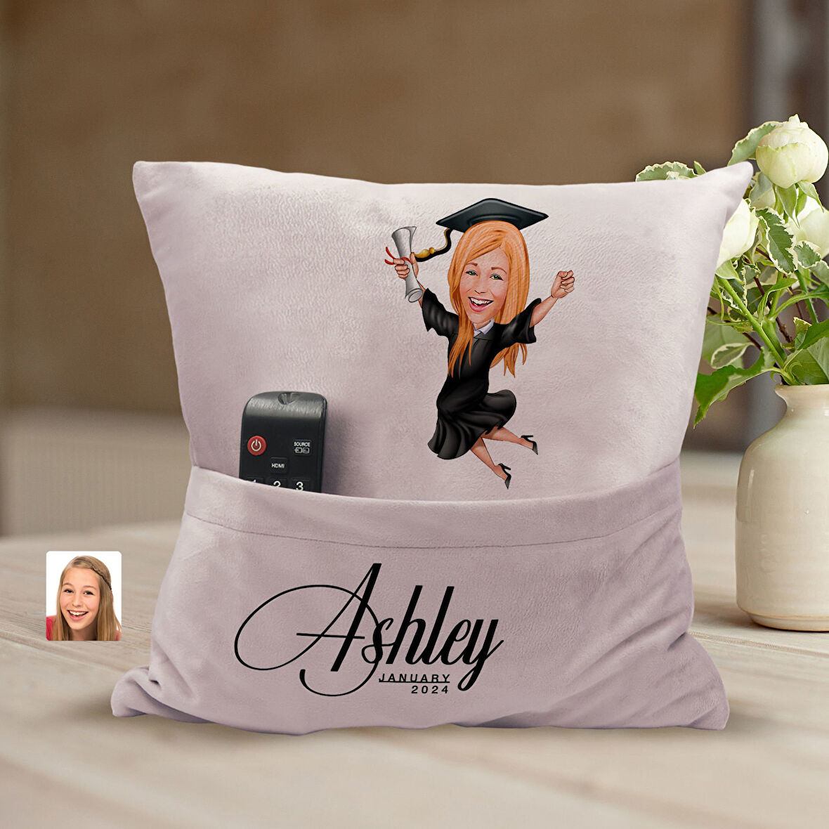 BK Gift Kişiye Özel Mezun Karikatür Tasarımlı Organizer Kumanda ve Atıştırmalık Cepli Pembe Kırlent 