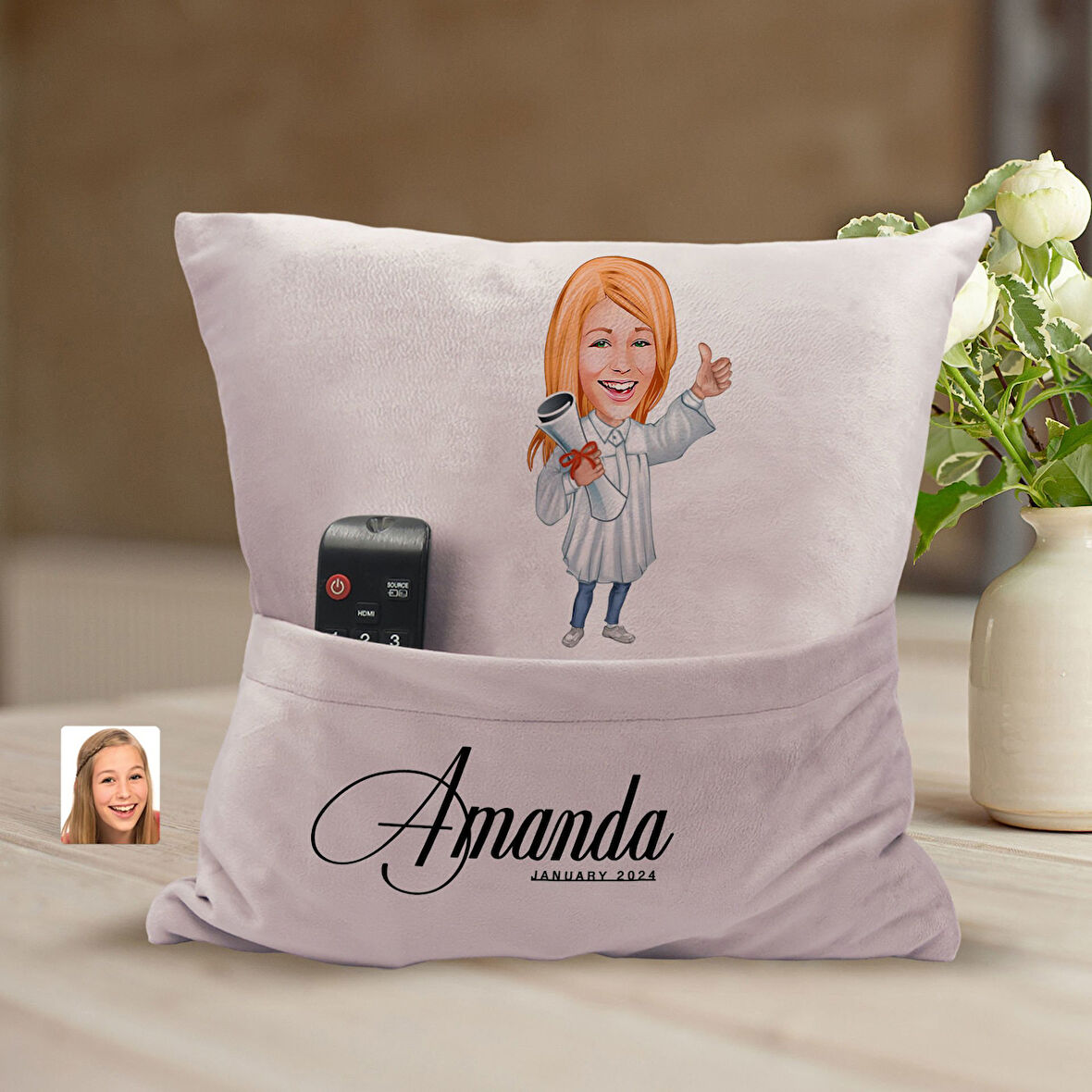 BK Gift Kişiye Özel Mezun Karikatür Tasarımlı Organizer Kumanda ve Atıştırmalık Cepli Pembe Kırlent 