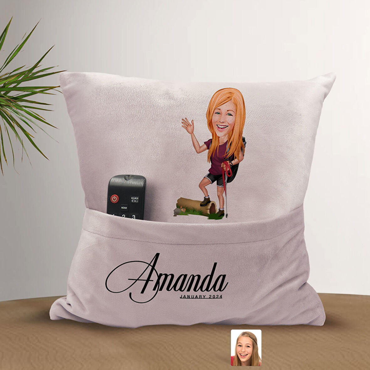 BK Gift Kişiye Özel Gezgin Karikatür Tasarımlı Organizer Kumanda ve Atıştırmalık Cepli Pembe Kırlent