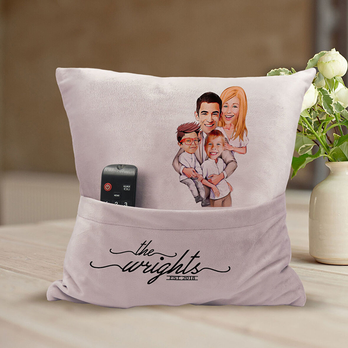 BK Gift Kişiye Özel Aile Karikatür Tasarımlı Organizer Kumanda ve Atıştırmalık Cepli Pembe Kırlent Y