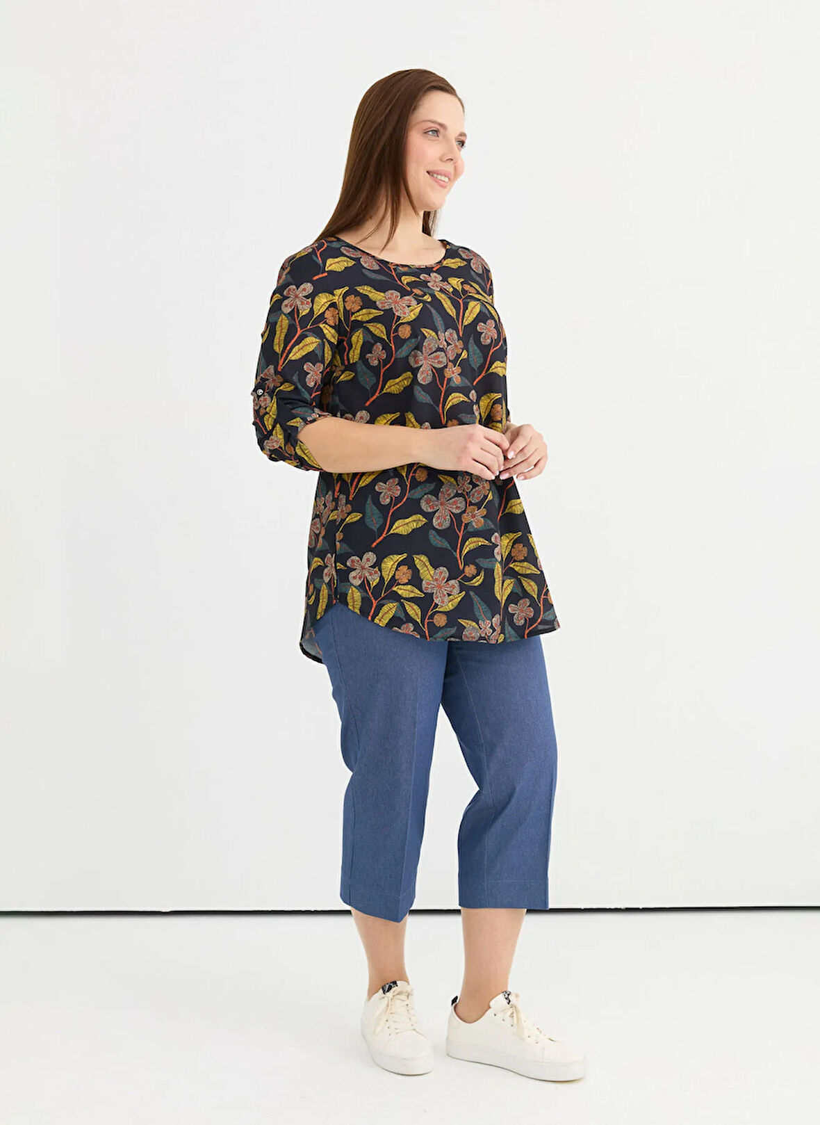 Selen Yuvarlak Yaka Çiçek Desenli Siyah Kadın Bluz 25YSL8032-BB