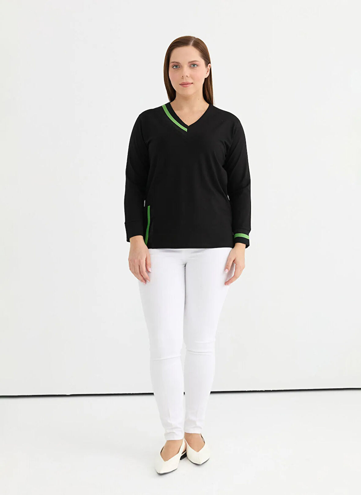 Selen V Yaka Düz Siyah Kadın Bluz 25YSL8077-BB