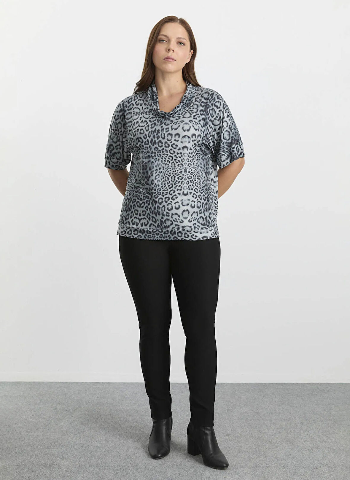 Selen Degaje Yaka Leopar Desenli Gri Kadın Bluz 25KSL8208