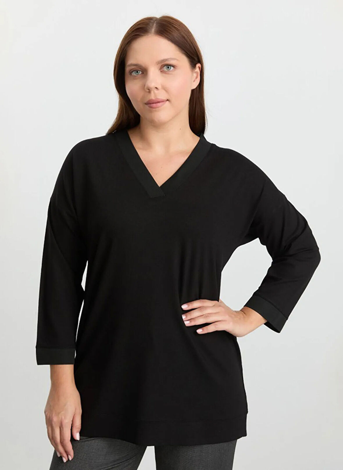 Selen V Yaka Düz Siyah Kadın Bluz 25KSL8214