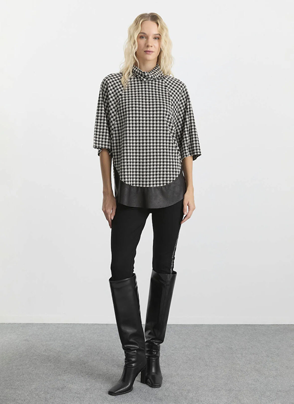 Selen Degaje Yaka Kaz Ayağı Desenli Siyah Kadın Bluz 25KSL8228