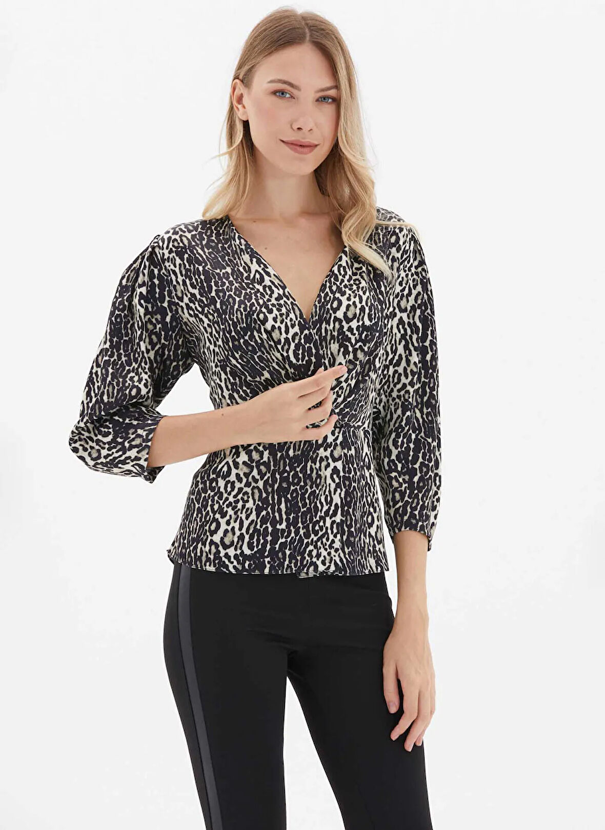 Selen Kruvaze Yaka Leopar Desenli Siyah Kadın Bluz 25KSL8243