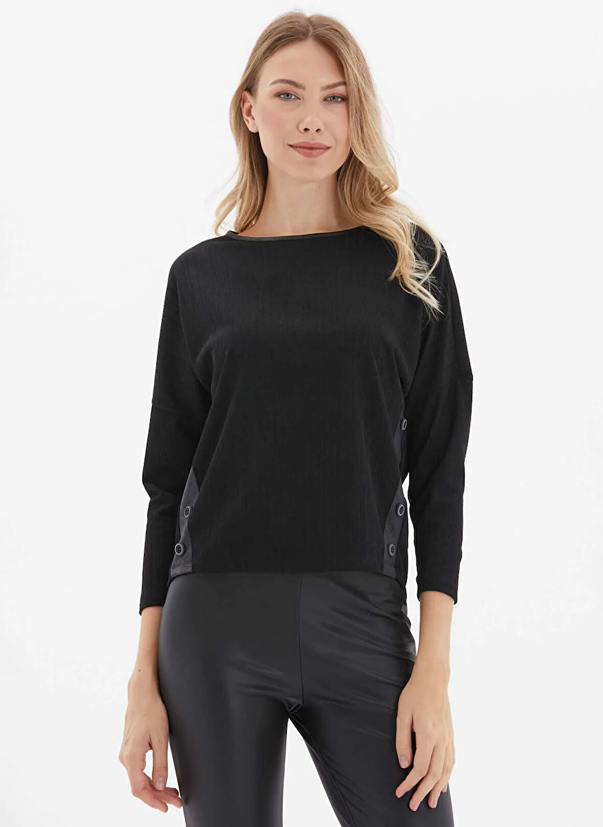 Selen Yuvarlak Yaka Çizgili Siyah Kadın Bluz 25KSL8258