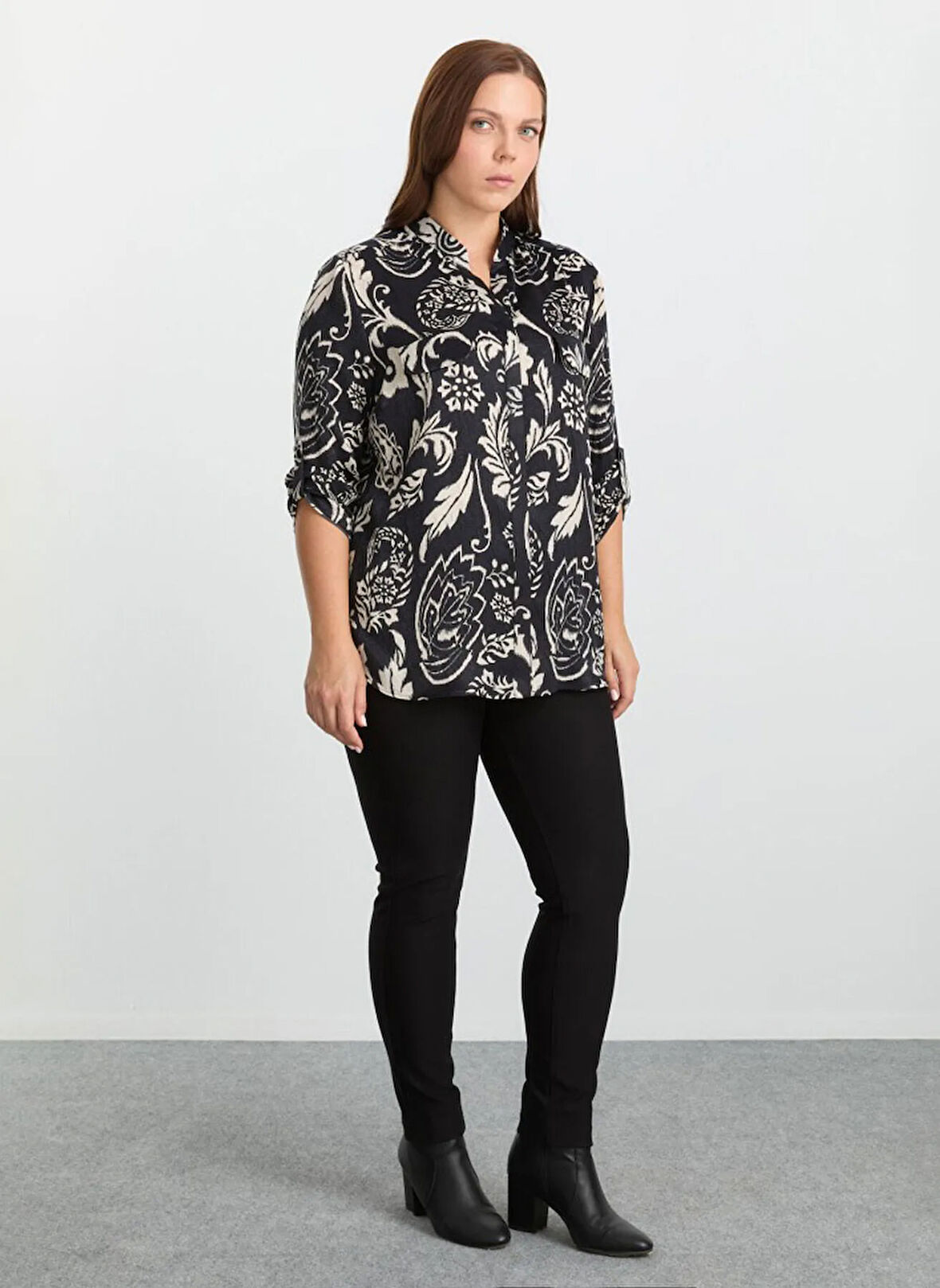 Selen Hakim Yaka Çiçek Desenli Siyah Kadın Bluz 25KSL8265