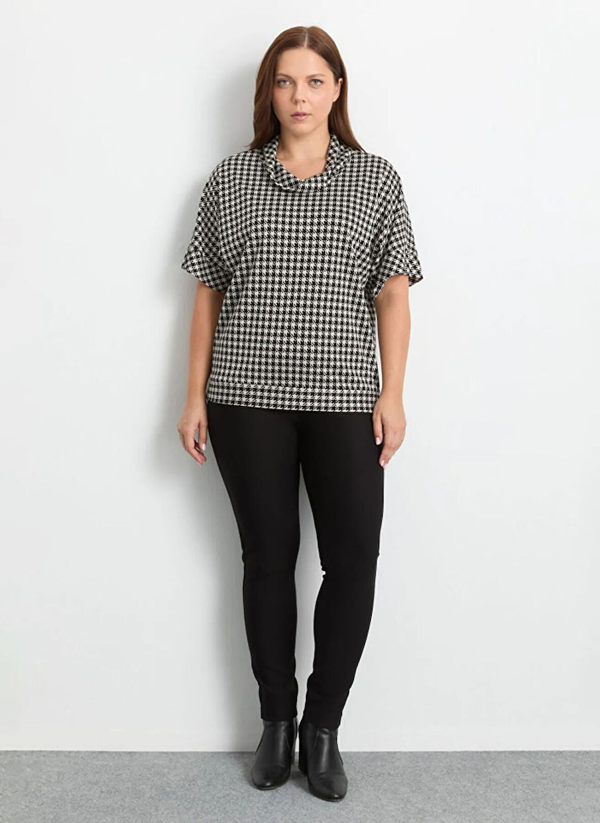 Selen Degaje Yaka Kaz Ayağı Desenli Siyah Kadın Bluz 25KSL8272