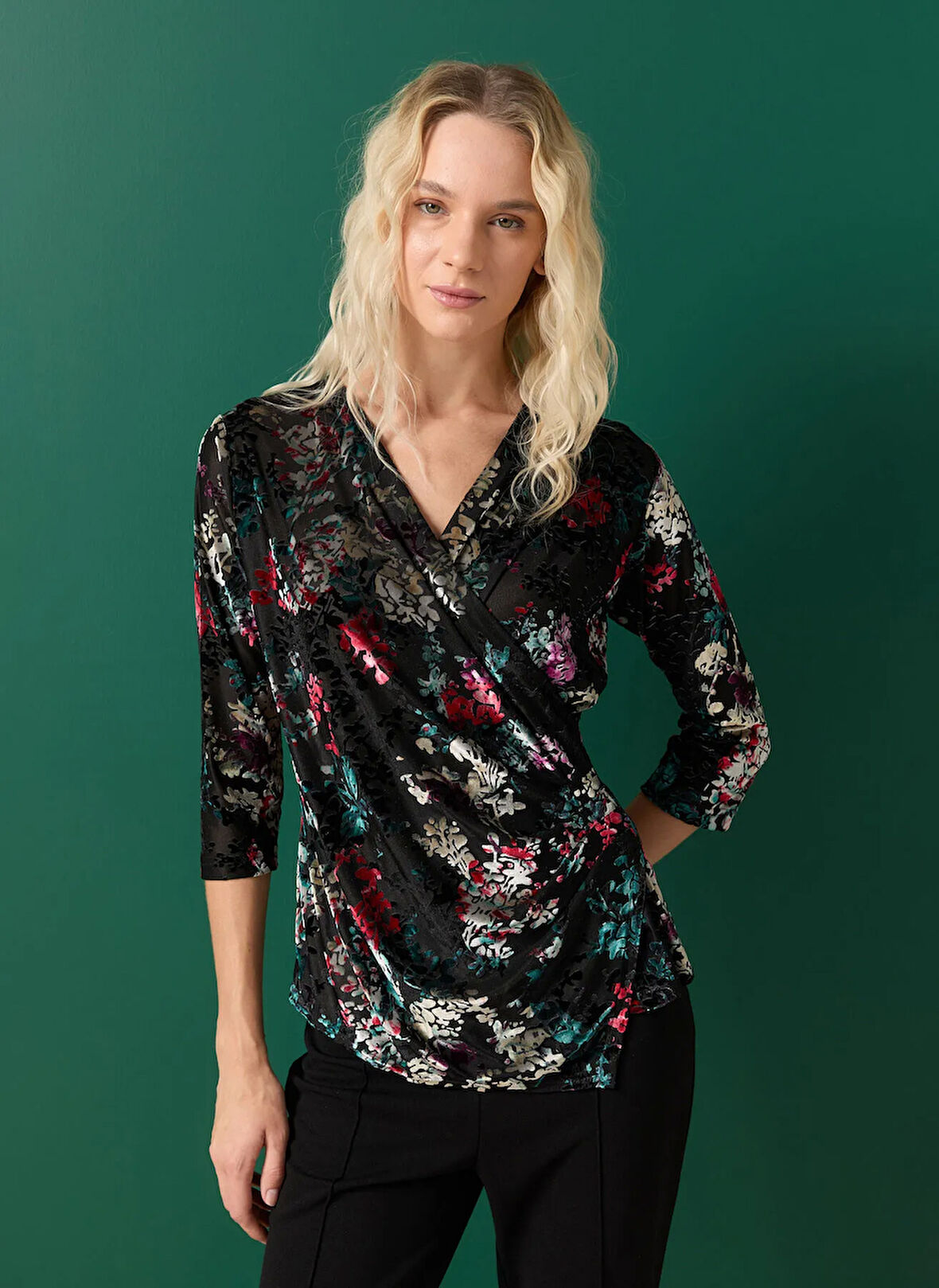 Selen Kruvaze Yaka Çiçek Desenli Siyah Kadın Bluz 25KSL8277