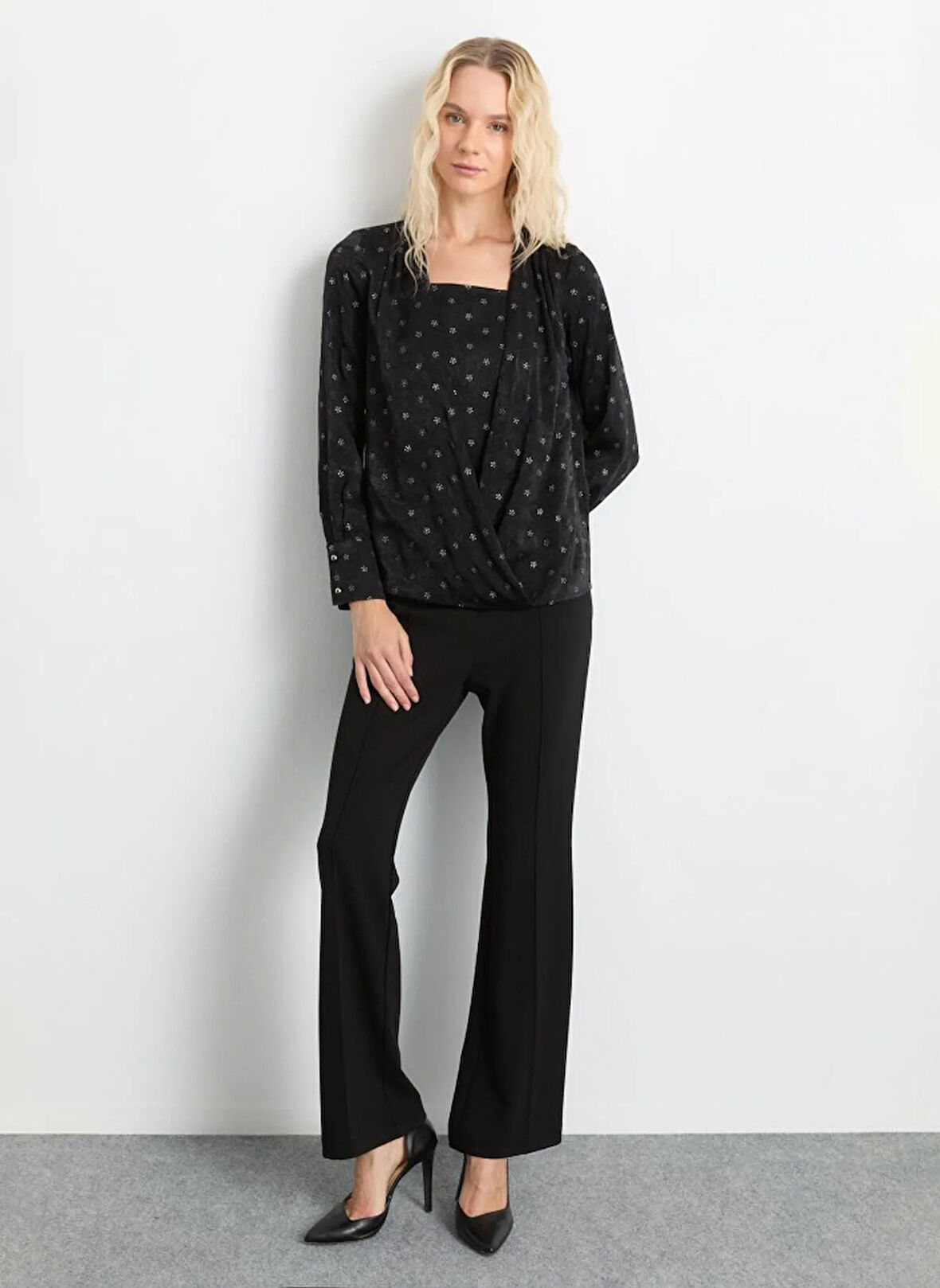 Selen Kruvaze Yaka Çiçek Desenli Siyah Kadın Bluz 25KSL8280
