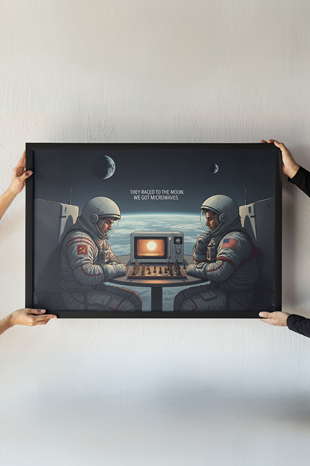 Space Race Çerçeveli Tablo – Soğuk Savaş Mizah Baskı – Bilim Kurgu Dekor – 30x42 cm