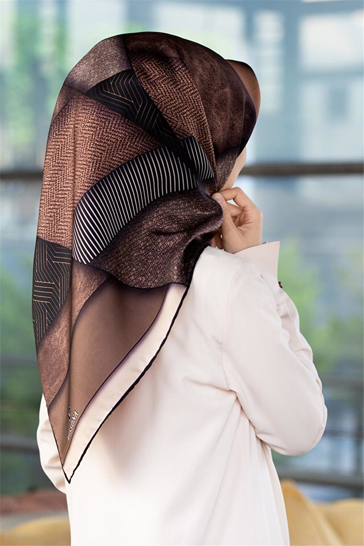 %100 Twill İpek Dokulu ve Geometrik Desenli Bej - Kahverengi Renkli 90x90 Eşarp Dikim Şekli : El Dikişi