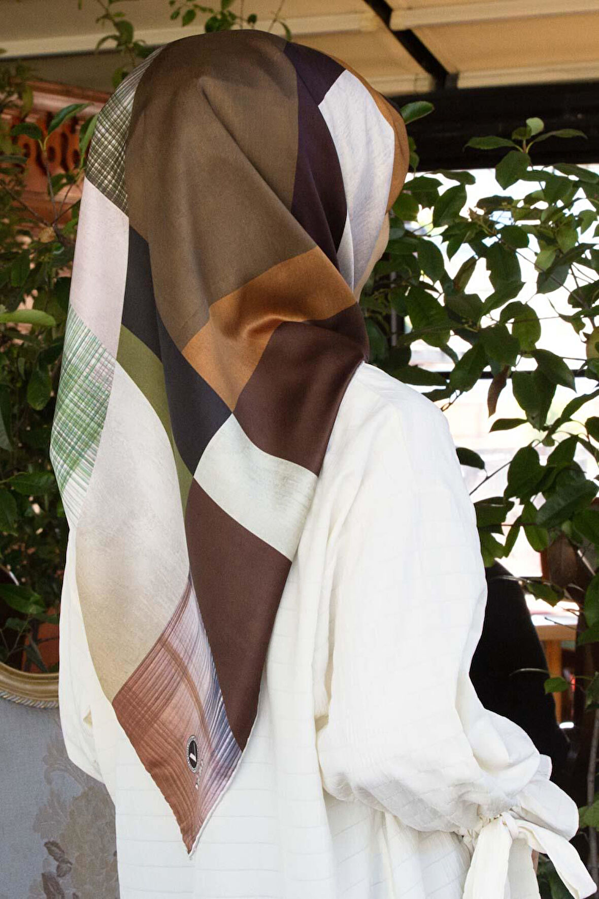 Twill Geometrik Desenli Vizon Renkli 90x90 Eşarp (İpek İçermez) Kenar Dikiş Şekli El Dikişli