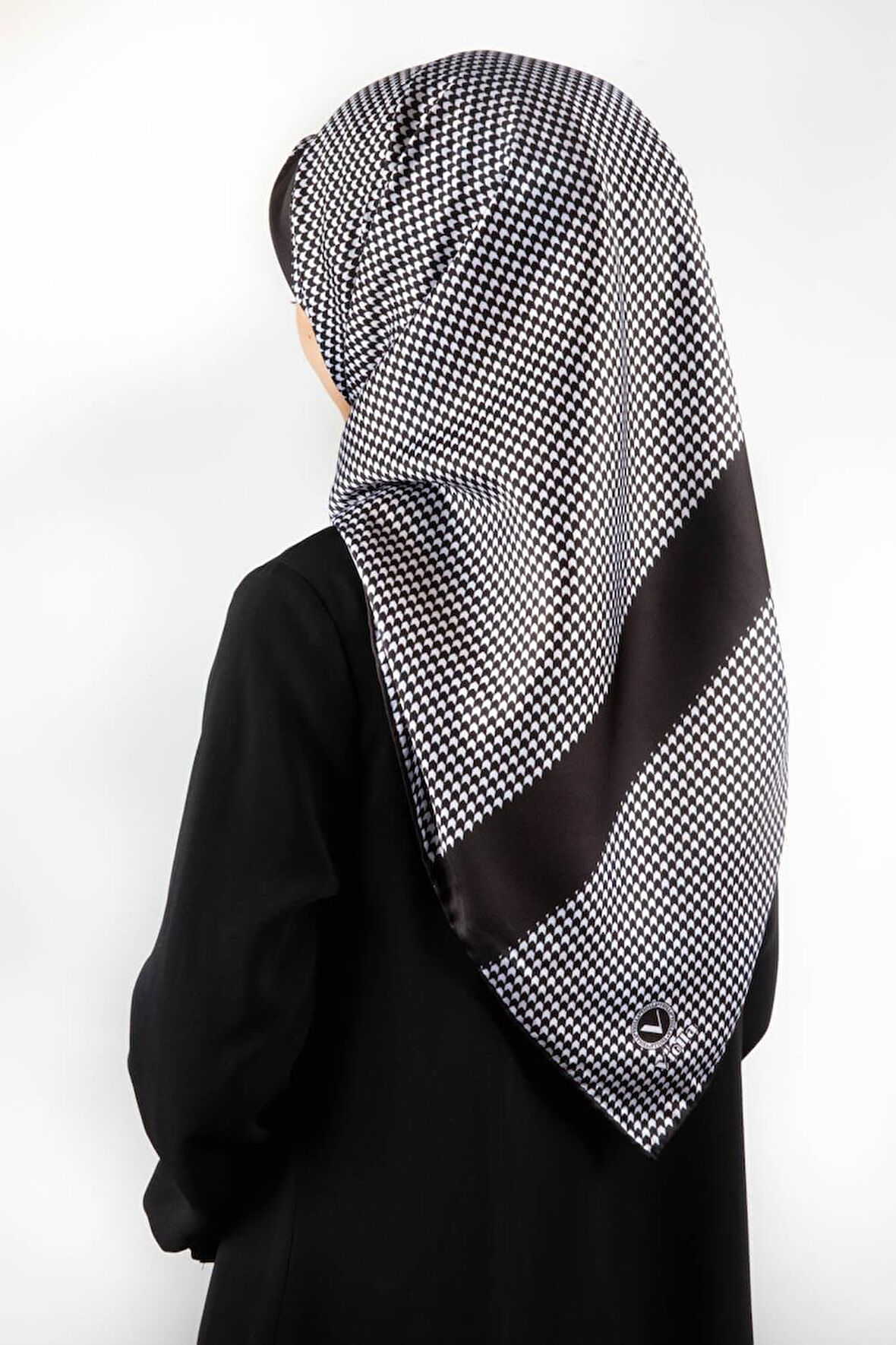 Twill Kazayaklı Şerit Desenli Siyah Renkli 90x90 Eşarp (İpek İçermez) Dikim Şekli : El Dikişi