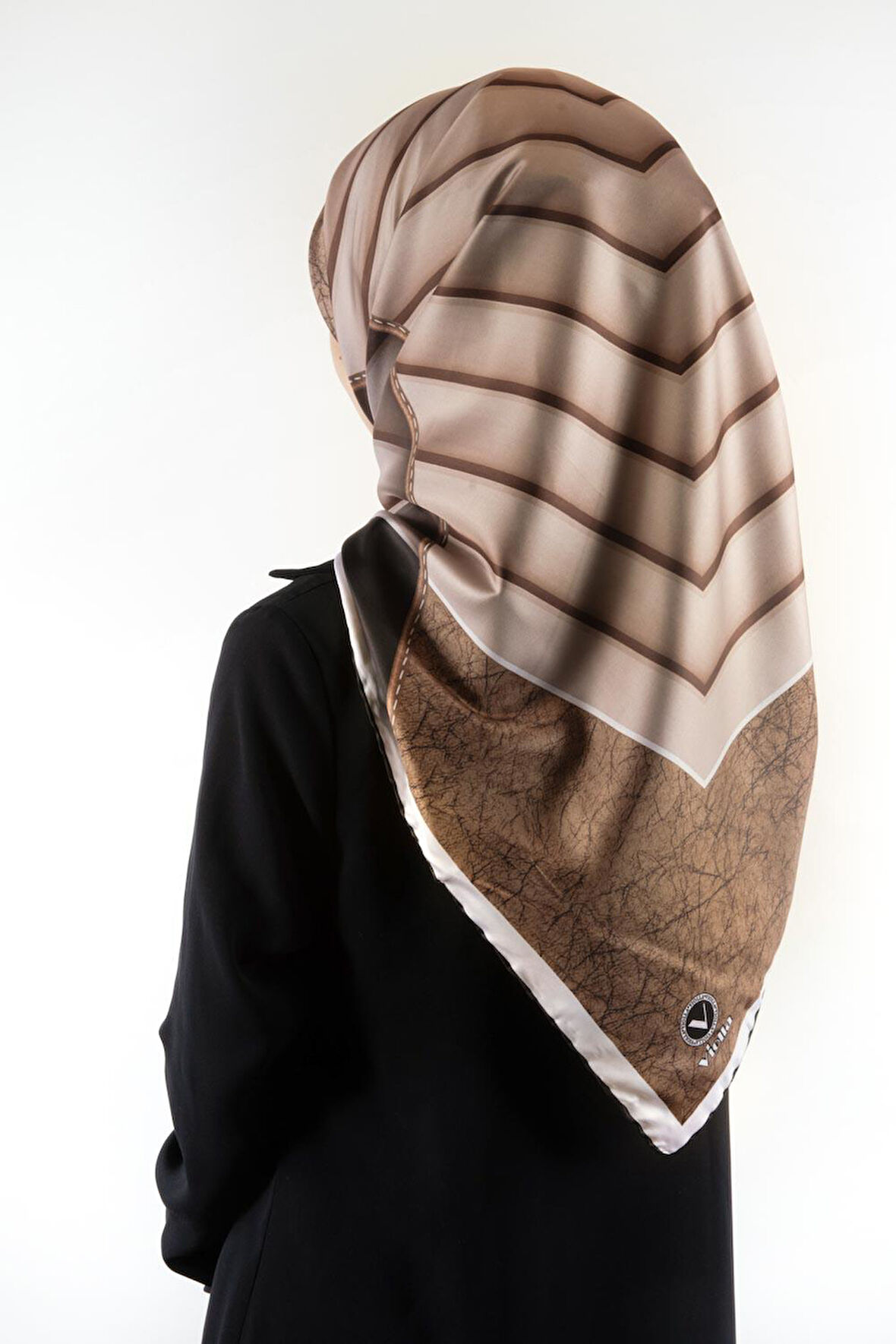 Twill Zigzag Desenli Bej Renkli 90x90 Eşarp (İpek İçermez) Kenar Dikiş Şekli El Dikişli