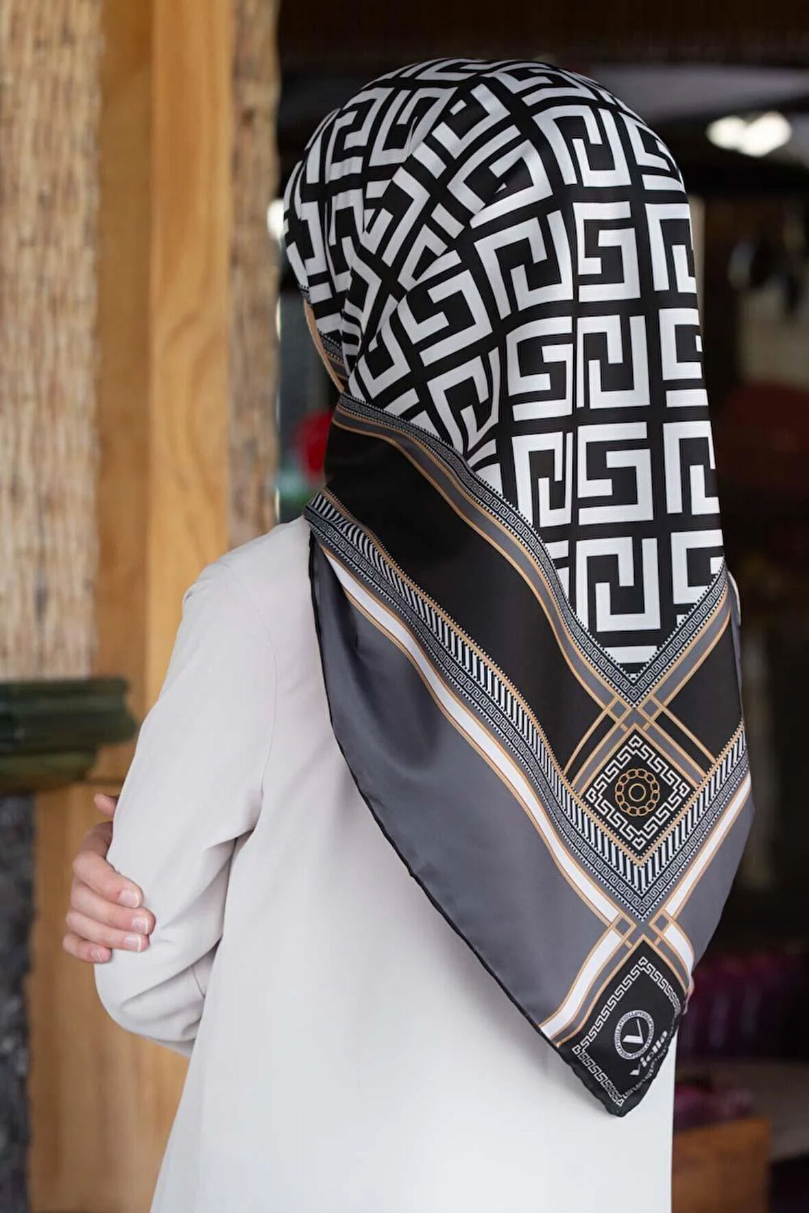 Twill Antik Desenli Gri Renkli 90x90 Eşarp (İpek İçermez) Kenar Dikiş Şekli El Dikişli