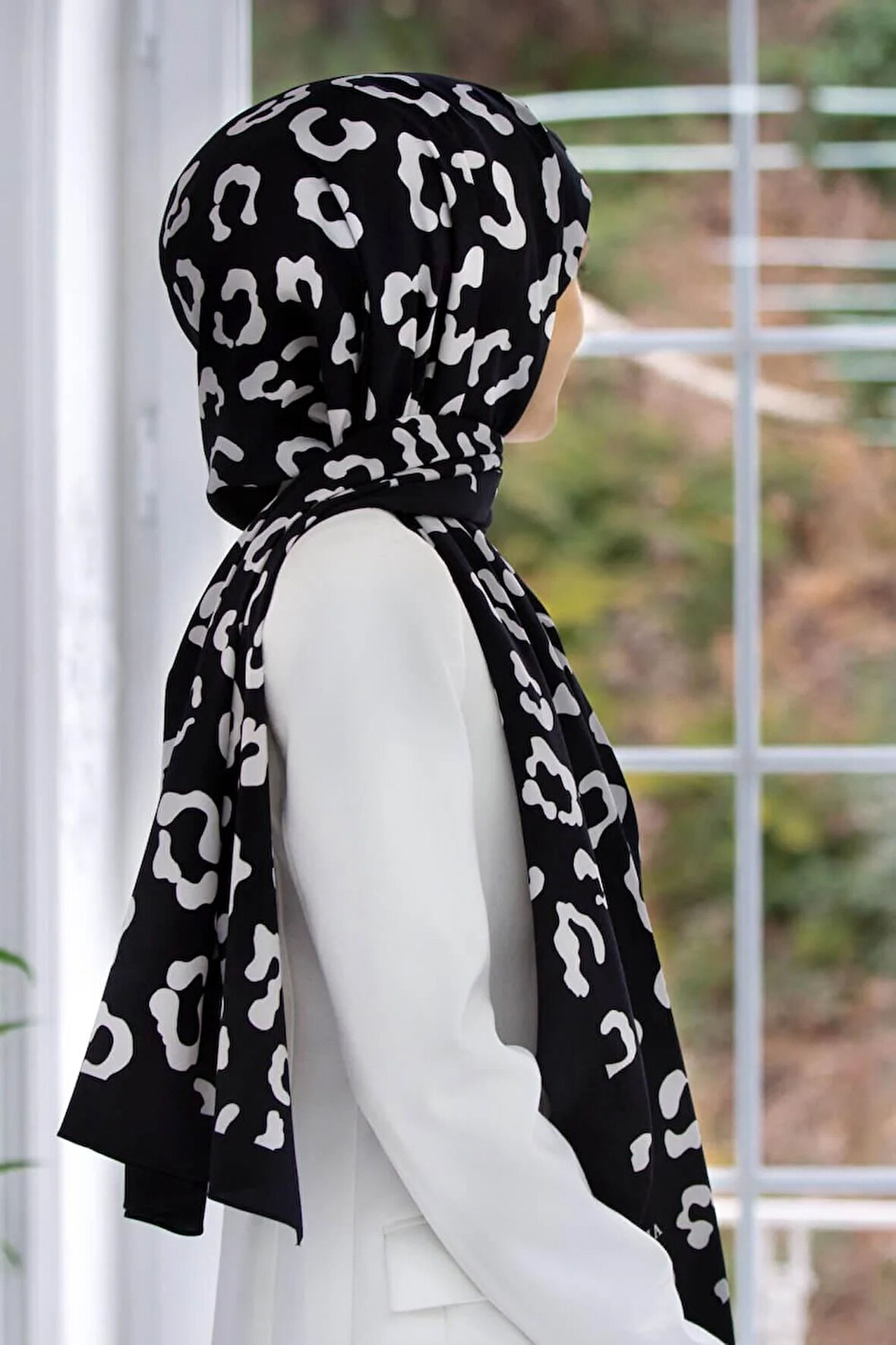 LÜKS MEDİNE İPEĞİ LEOPAR DESENLİ SİYAH RENKLİ 75X195 KIRIŞMAZ ŞAL MOSS KREP DİKİŞ TİPİ İTALYAN DİKİŞLİ