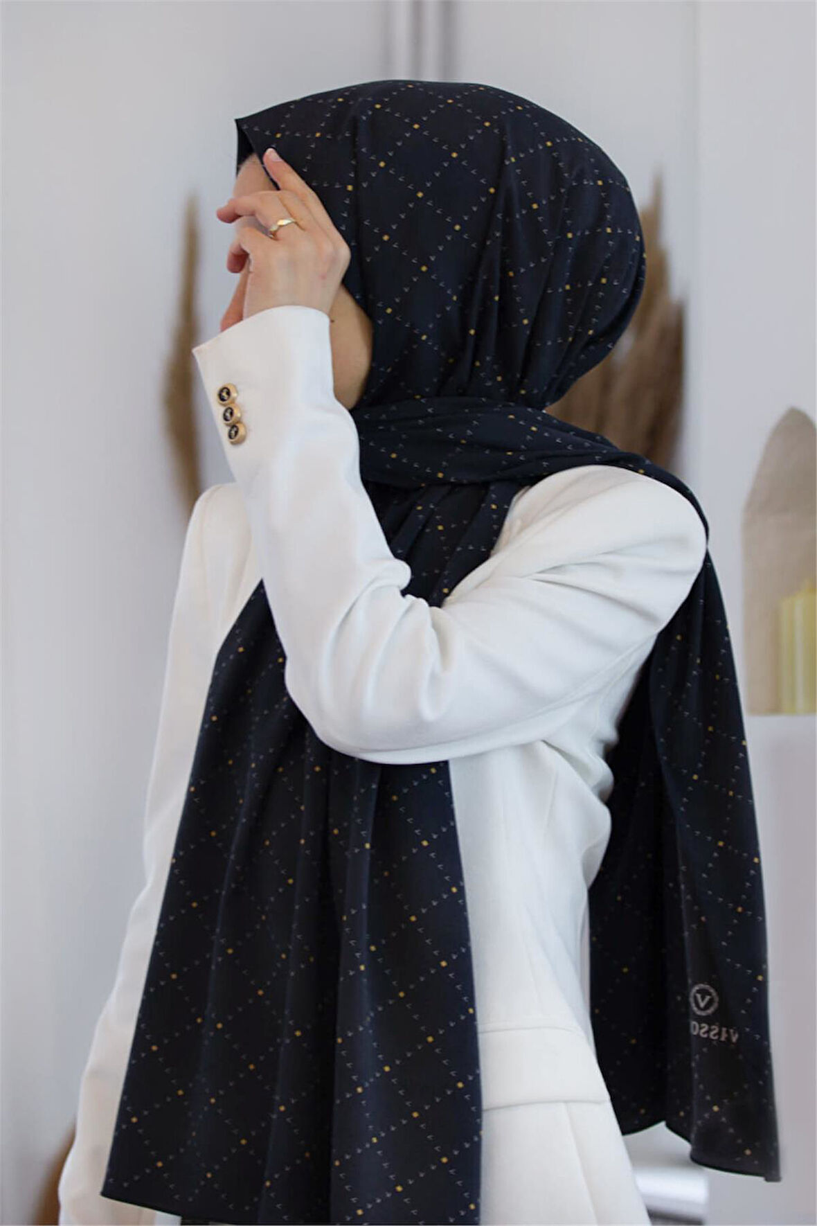 LÜKS MEDİNE İPEĞİ V DESENLİ SİYAH RENKLİ 75X195 KIRIŞMAZ ŞAL MOSS KREP DİKİŞ TİPİ İTALYAN DİKİŞLİ