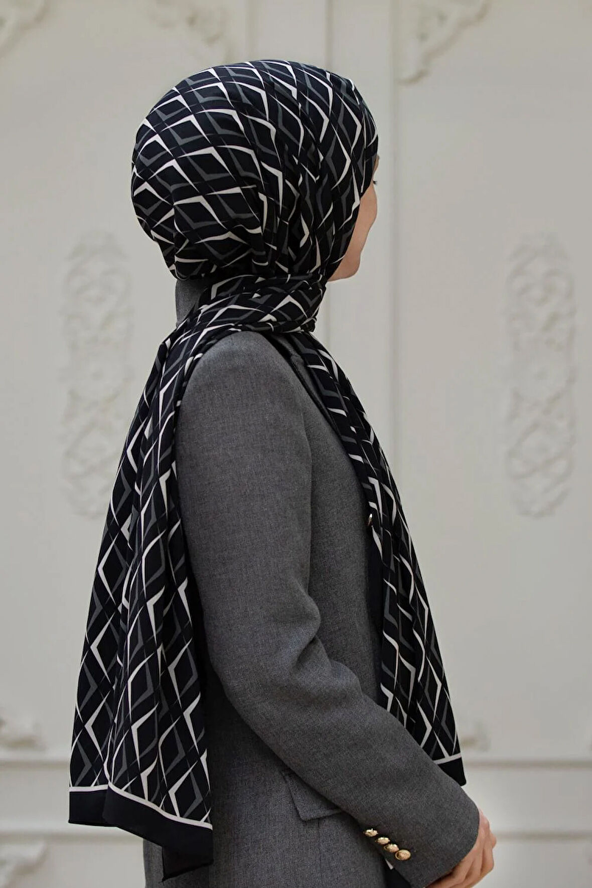 LÜKS MEDİNE İPEĞİ GEOMETRİK DESENLİ SİYAH - KREM RENKLİ 75X195 KIRIŞMAZ ŞAL MOSS KREP DİKİŞ TİPİ İTALYAN DİKİŞLİ