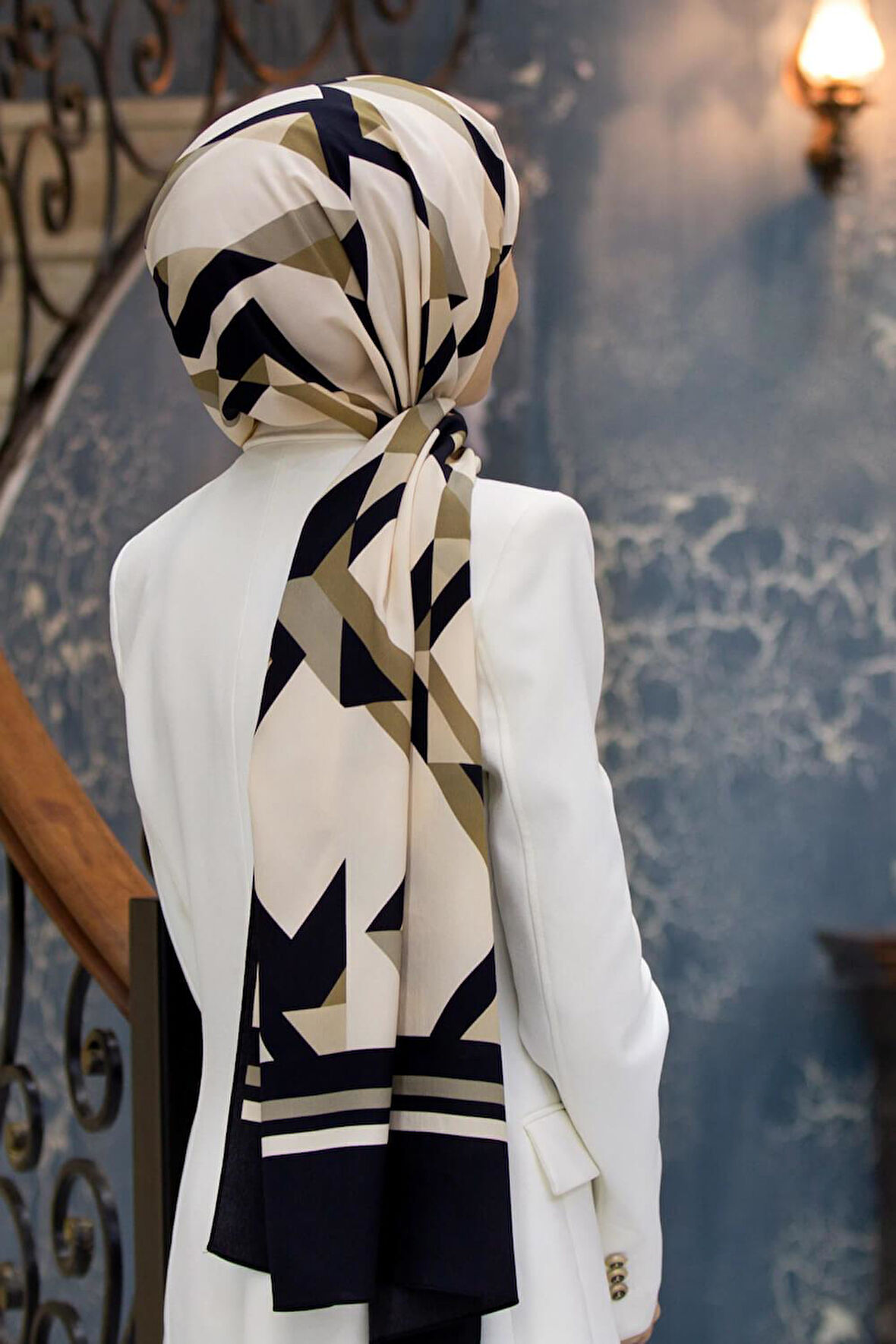 LÜKS MEDİNE İPEĞİ GEOMETRİK DESENLİ SİYAH RENKLİ 75X195 KIRIŞMAZ ŞAL MOSS KREP DİKİŞ TİPİ İTALYAN DİKİŞLİ