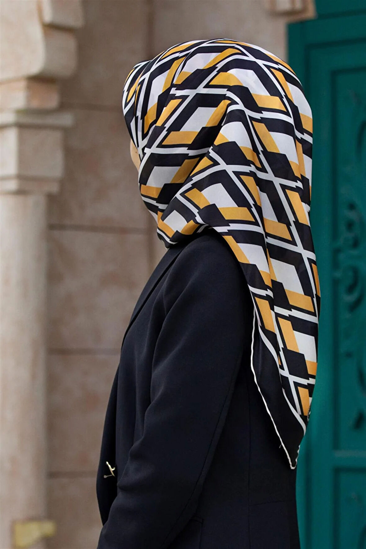 Kristal Geometrik Desenli Siyah - Gold Renkli 90x90 Eşarp (İpek İçermez) Dikim Şekli : El Dikişi