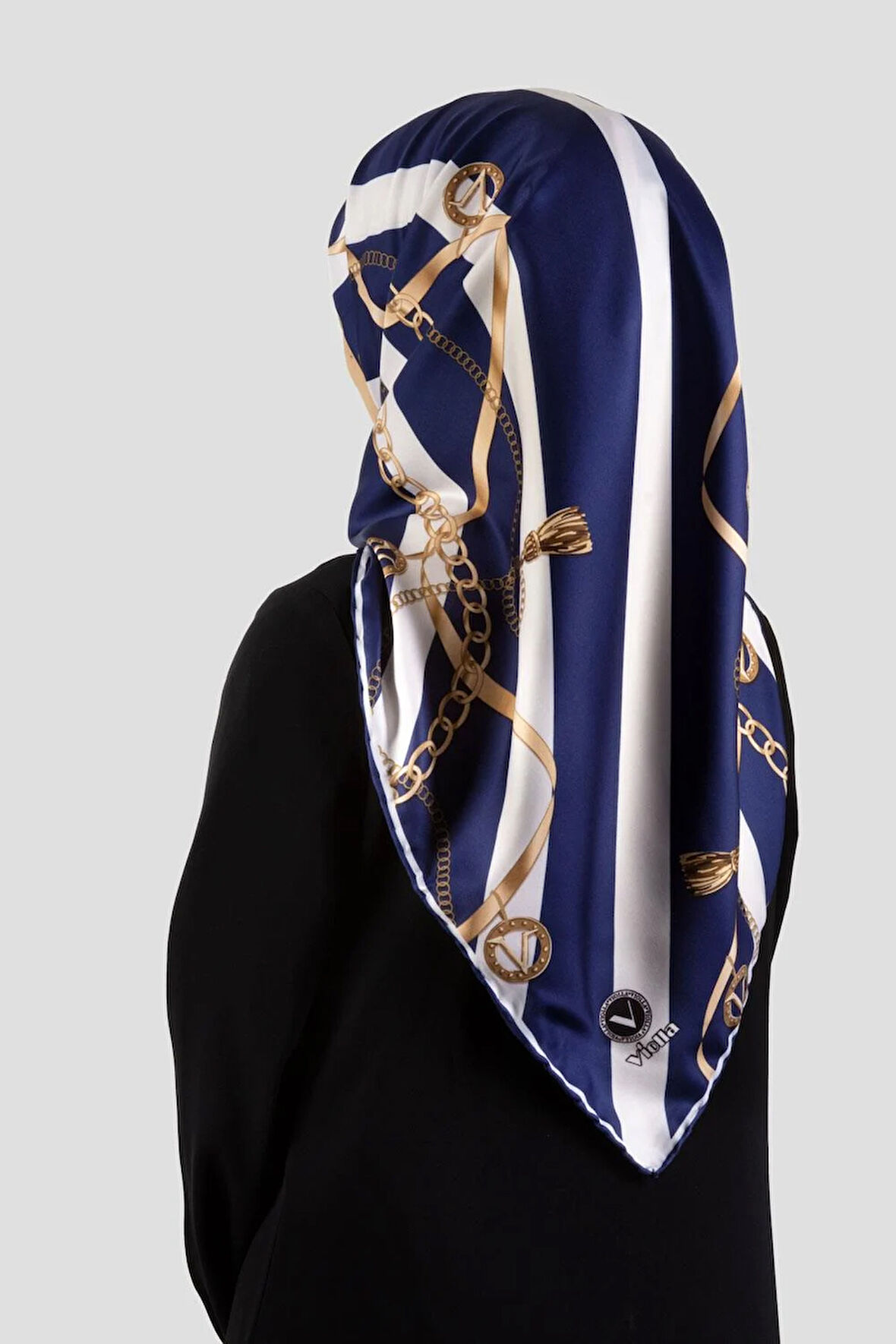 Twill Çizgili Kemer ve Zinci Desenli Krem Renkli 90x90 Eşarp (İpek İçermez) Kenar Dikiş Şekli El Dikişli