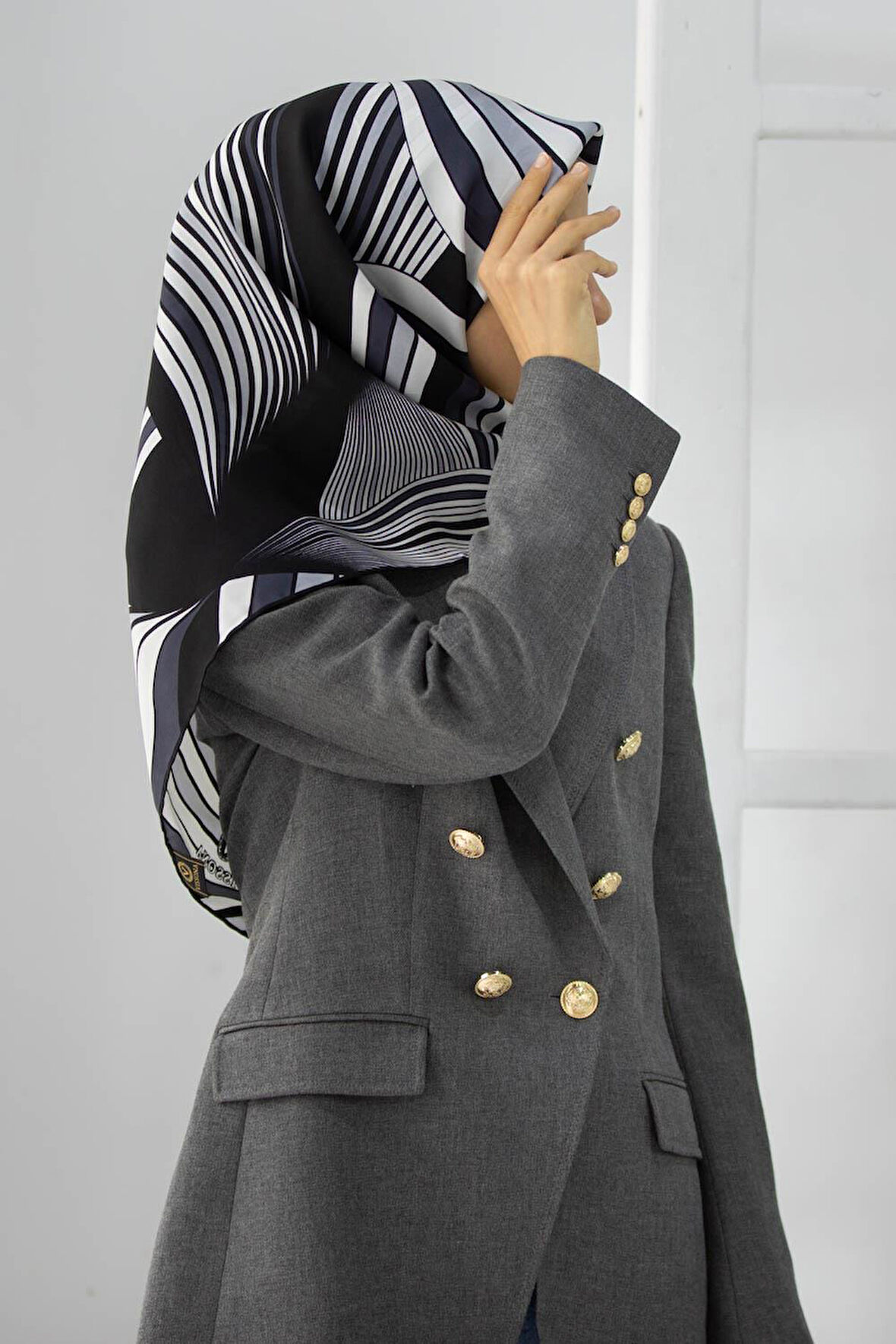 %100 Twill İpek Okyanus Dalgası Desenli Siyah - Krem Renkli 90x90 Eşarp Kenar Dikiş Şekli El Dikişli