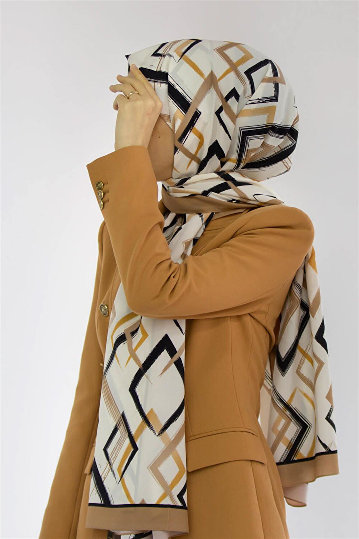 LÜKS MEDİNE İPEĞİ GEOMETRİK DESENLİ BEJ RENKLİ 75X195 KIRIŞMAZ ŞAL MOSS KREP DİKİŞ TİPİ İTALYAN DİKİŞLİ