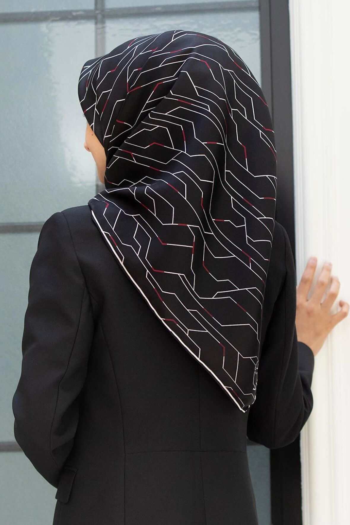 Vissona Siyah-Beyaz Monogram Desenli Tivil İpek Eşarp DGN52033-01-03