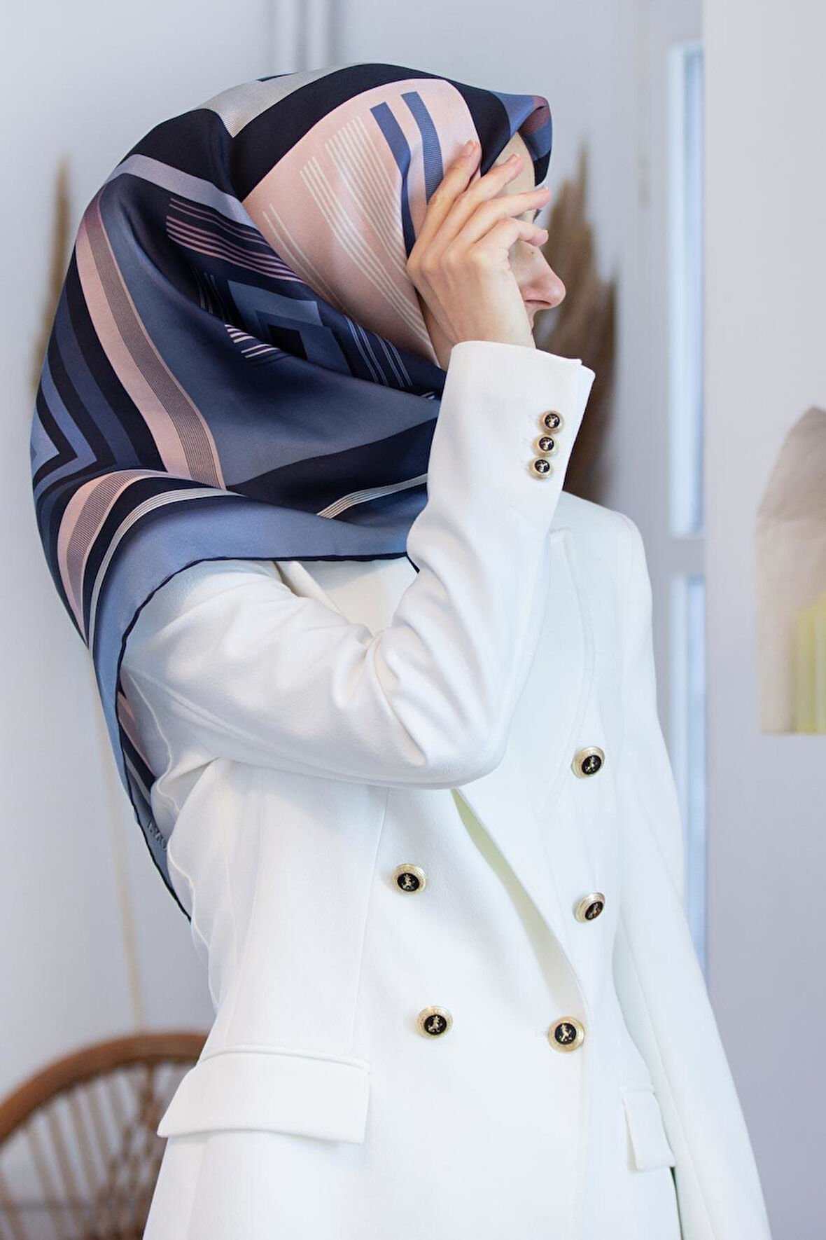 %100 Twill İpek Kare Desenli İndigo - Pudra Renkli 90x90 Eşarp Kenar Dikiş Şekli El Dikişli