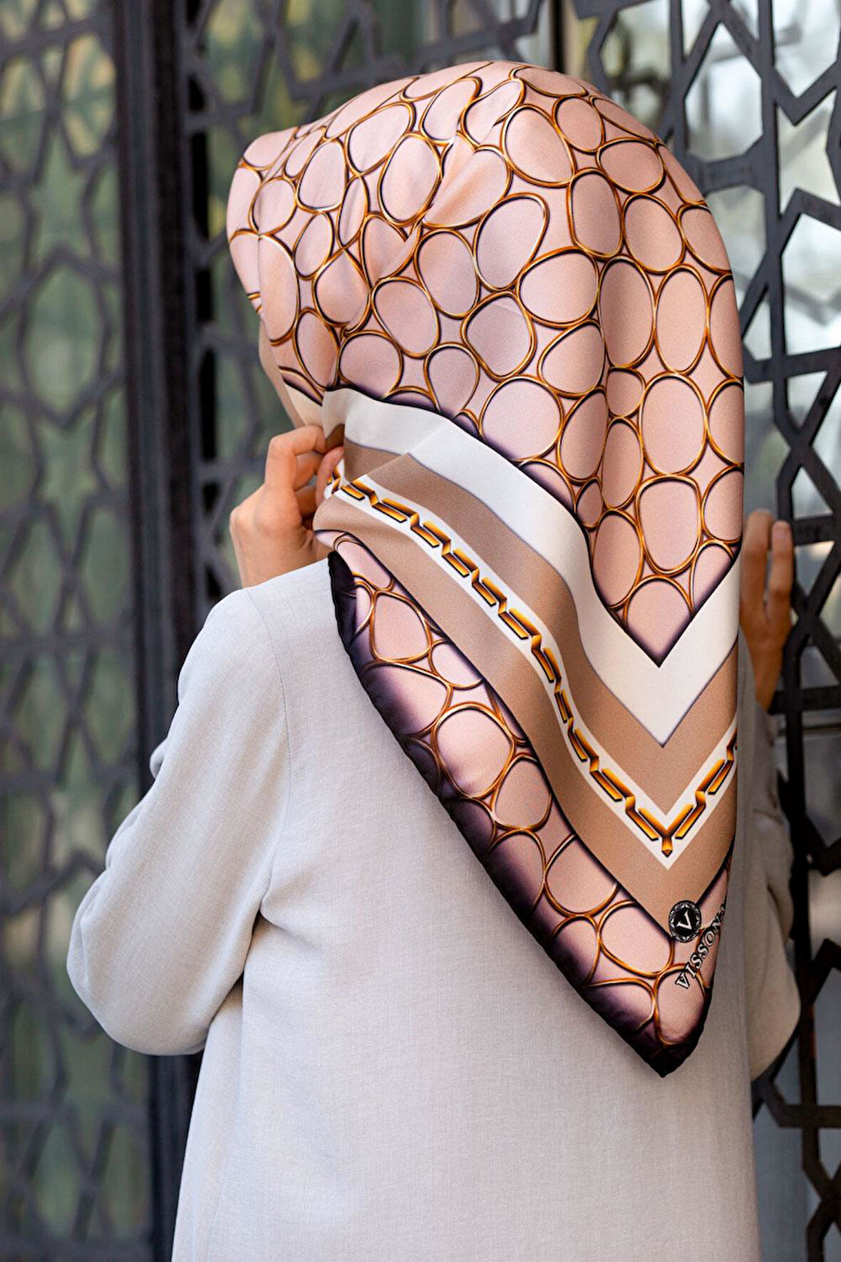 %100 Twill İpek Zincir Desenli Pudra - Bej Renkli 90x90 Eşarp Kenar Dikiş Şekli El Dikişli