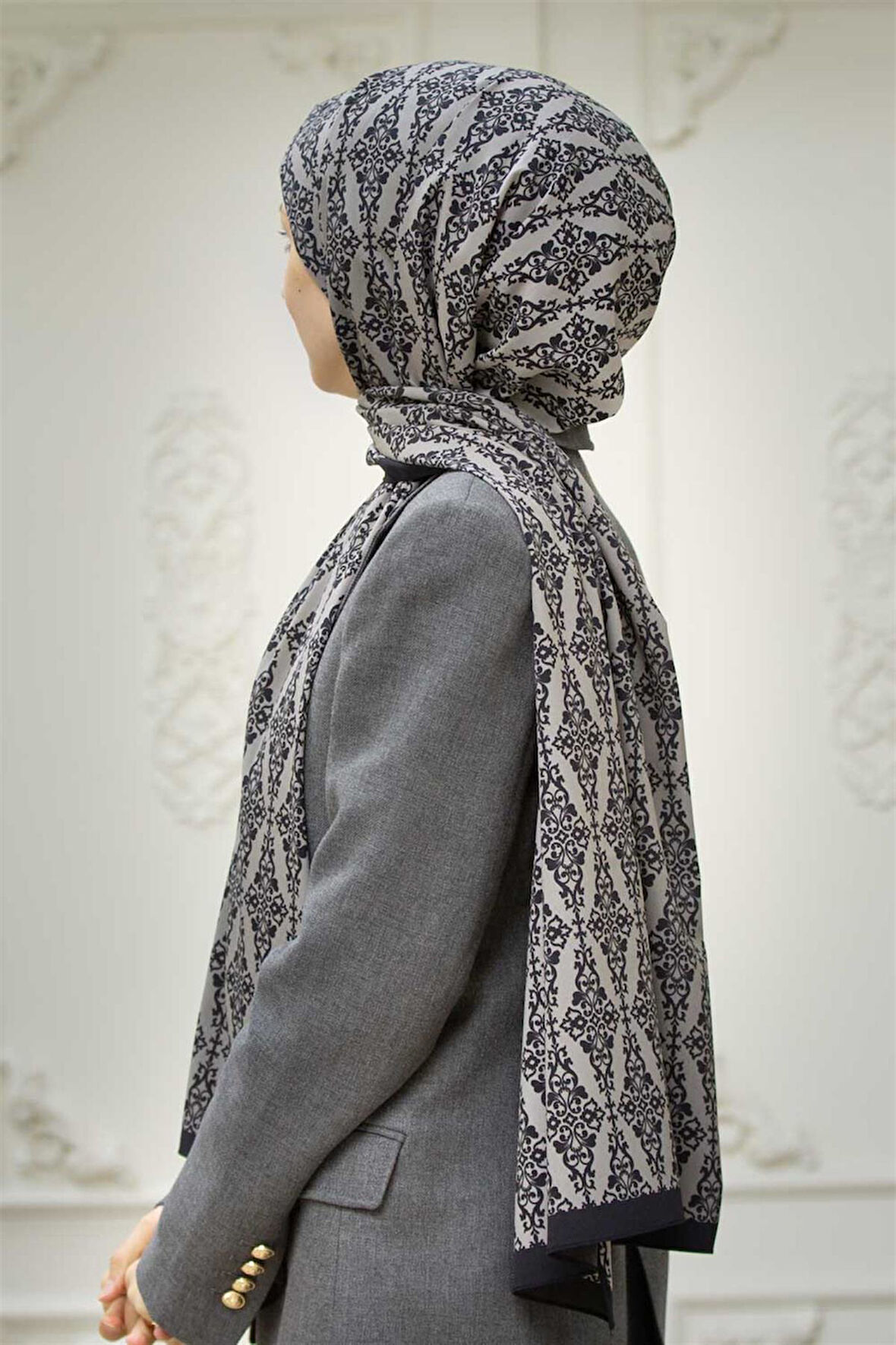 LÜK MEDİNE İPEĞİ BAROK DESENLİ SİYAH RENKLİ KIRIŞMAZ ŞAL MOSS KREP DİKİŞ TİPİ İTALYAN DİKİŞLİ