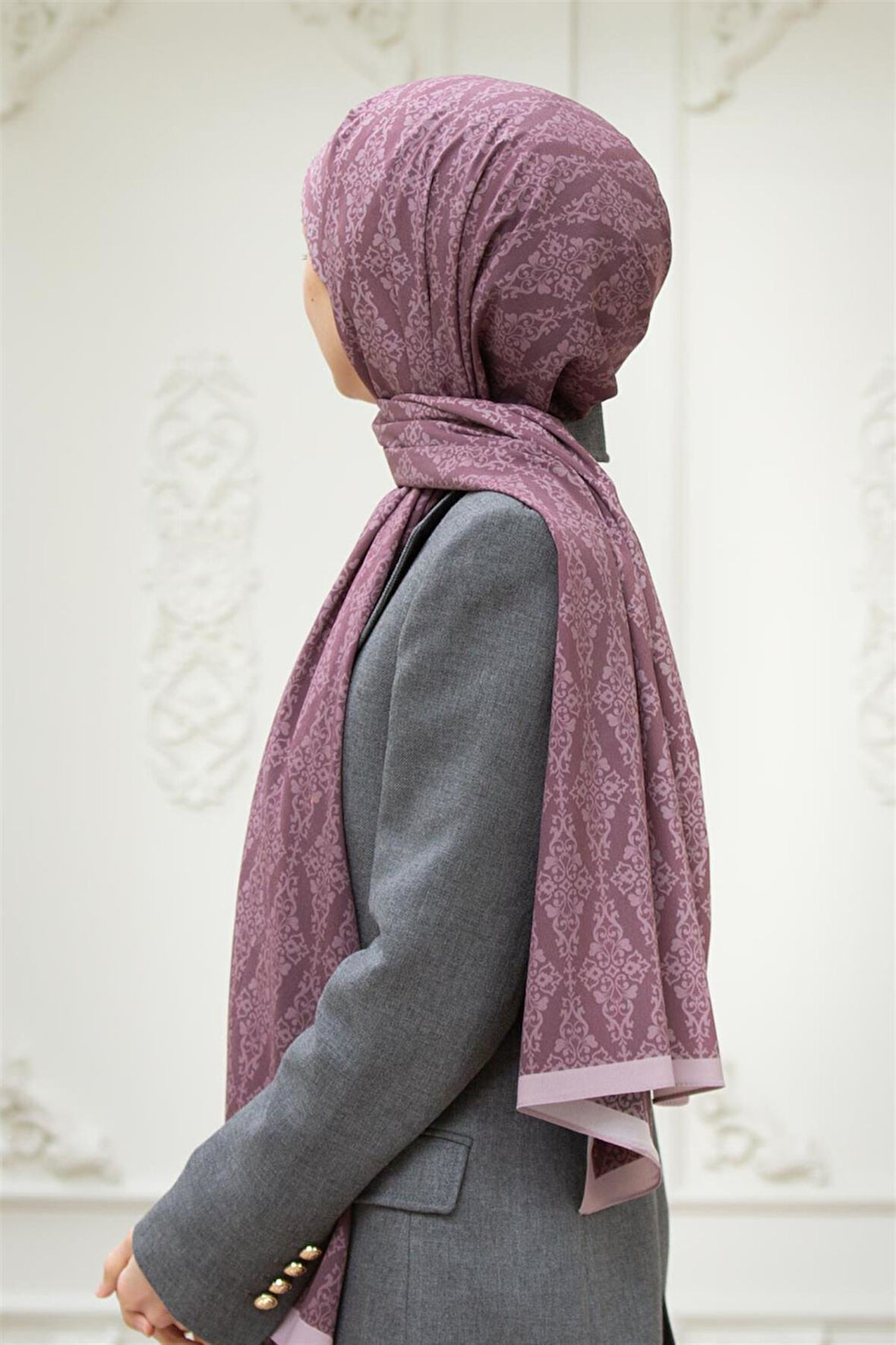 LÜKS MEDİNE İPEĞİ BAROK DESENLİ PUDRA RENKLİ KIRIŞMAZ ŞAL MOSS KREP DİKİŞ TİPİ İTALYAN DİKİŞLİ